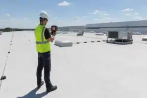 Comment limiter la surchauffe des bâtiments industriels et des entrepôts en été ?